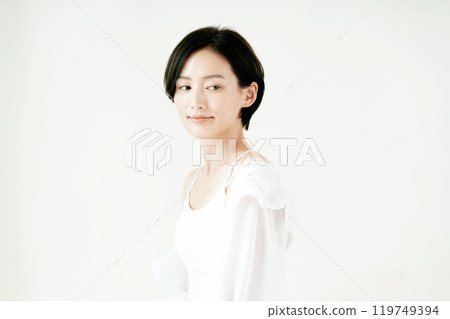A woman in a white shirt 119749394