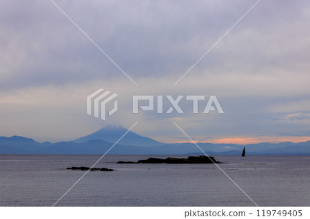 2024 年 6 月,神奈川縣三浦市荒井濱海濱別墅的沙灘椅上欣賞日落大海和富士山 2024 年 6 月,神奈川縣三浦市荒井濱海濱別墅的沙灘椅上欣賞日落大海和富士山 119749405