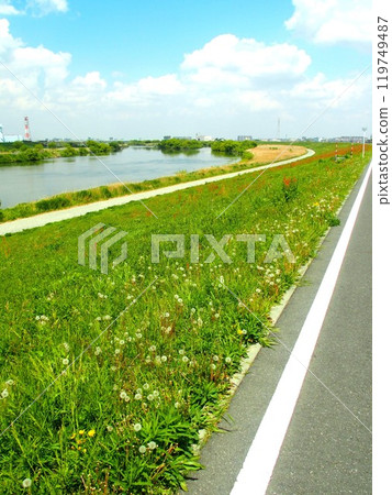 從自行車道的岸邊看到春天的江戶川風景 119749487