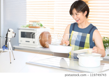 一位女士在廚房錄製烹飪視頻 119749743