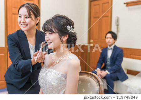 Bride / bride preparing for wedding ceremony / reception in bride's room / waiting room (hair and makeup rehearsal) 119749849