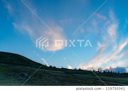 [Mountain material] View of Mount Korenge from Hakuba Oike Pond [Nagano Prefecture] 119750341