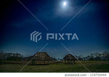 繩文世界遺產奧湯石環被月光和夜空中的星星照亮 繩文世界遺產奧湯石環被月光和夜空中的星星照亮 119750444