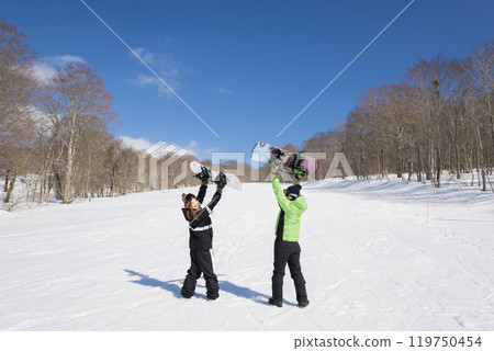 滑雪板的男人和女人 119750454