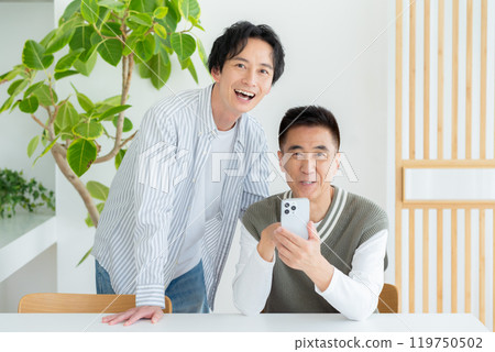 老人在客廳操作智慧型手機 119750502