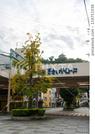多雲的秋天天空和宇和島城| 南洋文化會館前街| 10月拍攝的愛媛縣宇和島市 多雲的秋天天空和宇和島城| 南洋文化會館前街| 10月拍攝的愛媛縣宇和島市 119751036