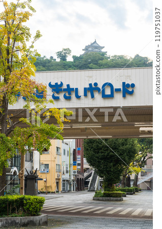 多雲的秋天天空和宇和島城| 南洋文化會館前街| 10月拍攝的愛媛縣宇和島市 多雲的秋天天空和宇和島城| 南洋文化會館前街| 10月拍攝的愛媛縣宇和島市 119751037