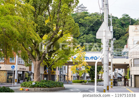 多雲的秋天天空和宇和島城| 南洋文化會館前街| 10月拍攝的愛媛縣宇和島市 多雲的秋天天空和宇和島城| 南洋文化會館前街| 10月拍攝的愛媛縣宇和島市 119751038