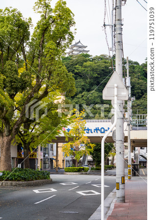 多雲的秋天天空和宇和島城| 南洋文化會館前街| 10月拍攝的愛媛縣宇和島市 119751039