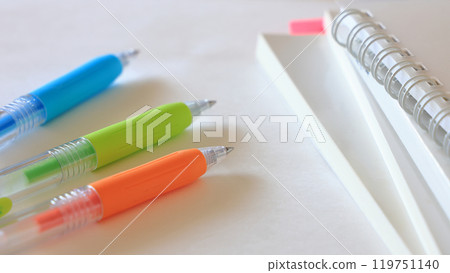 用彩色筆和參考書學習，為資格考試和入學考試做準備。 119751140