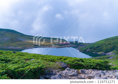 [Mountain material] Hakuba Oike Pond in early autumn [Nagano Prefecture] 119751271