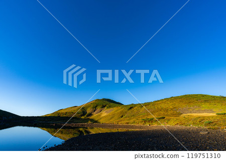 [Mountain material] Hakuba Oike Pond in early autumn [Nagano Prefecture] 119751310