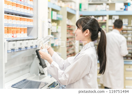 在藥房或藥店使用自動包裝機配製粉劑、配藥和處方的藥劑師 119751494