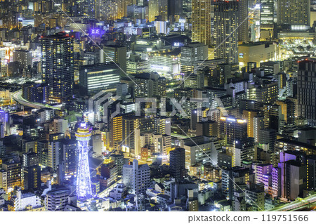 從阿倍野 Harukas 展望台眺望的大阪夜景:通天閣燈火通明 從阿倍野 Harukas 展望台眺望的大阪夜景:通天閣燈火通明 119751566