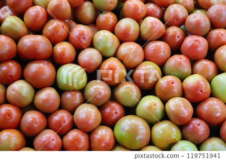 Red tomatoes on sale at the vegetable market 119751941