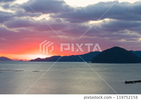 Sunrise and sunrise over the ocean (Usuki City, Oita Prefecture) Sunrise and sunrise over the ocean (Usuki City, Oita Prefecture) 119752158