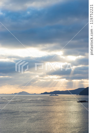Sunrise and rays of light over the sea (Usuki City, Oita Prefecture) 119752221