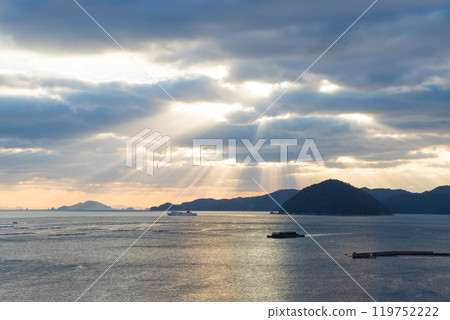 Sunrise and rays of light over the sea (Usuki City, Oita Prefecture) 119752222