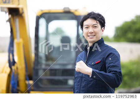 Workers working at a construction site 119752963