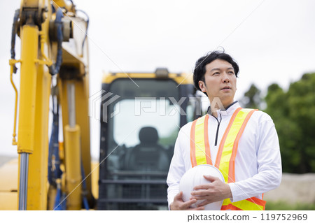Workers working at a construction site 119752969