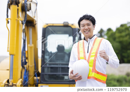 工人在建築工地工作 119752970