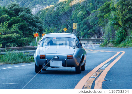 一款在山坡上奮力奔跑的稀有珍貴的經典跑車。小小的豐田運動 800。2024 一款在山坡上奮力奔跑的稀有珍貴的經典跑車。小小的豐田運動 800。2024 119753204