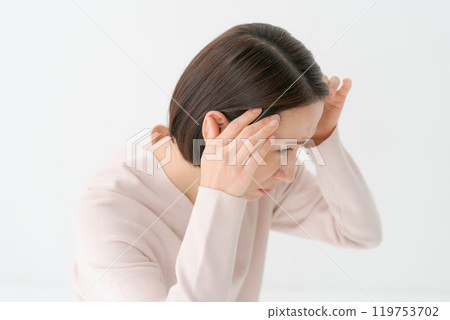 A woman who cares about her hair roots 119753702