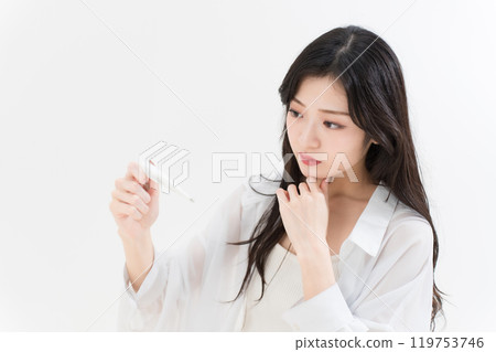 年輕女子看著溫度計 119753746