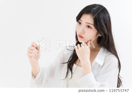 年輕女子看著溫度計 119753747