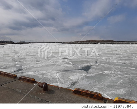 碼頭冰港小鎮冬季風光流冰 碼頭冰港小鎮冬季風光流冰 119753943