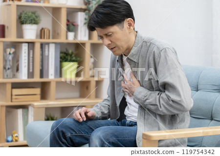 身體狀況不佳的中年男子胸痛 119754342