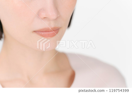 Close-up of the facial features of a woman in her 30s 119754399