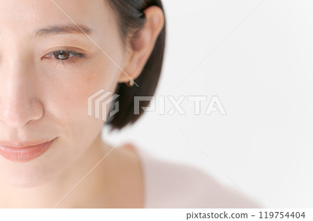 Close-up of the facial features of a woman in her 30s 119754404