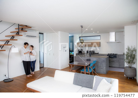 夫婦看智慧型手機、客廳、骨架樓梯、人、日本人、客廳 119754477