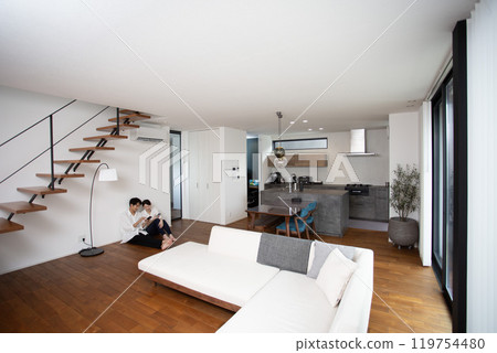 夫婦看智慧型手機、客廳、骨架樓梯、人、日本人、客廳 夫婦看智慧型手機、客廳、骨架樓梯、人、日本人、客廳 119754480