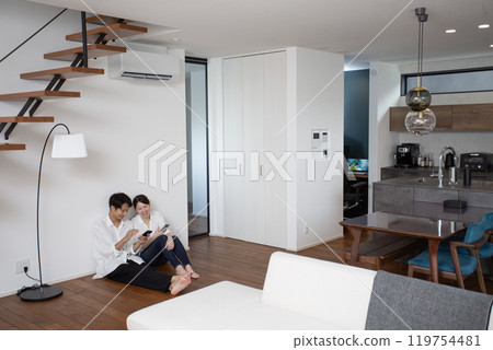 夫婦看智慧型手機、客廳、骨架樓梯、人、日本人、客廳 119754481