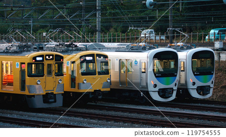 清晨,西武池袋線的車輛停在小型手差車庫(2008年11月) 清晨,西武池袋線的車輛停在小型手差車庫(2008年11月) 119754555