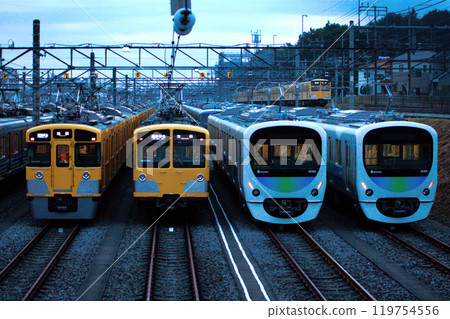 清晨,西武池袋線的車輛停在小型手差車庫(2008年11月) 清晨,西武池袋線的車輛停在小型手差車庫(2008年11月) 119754556