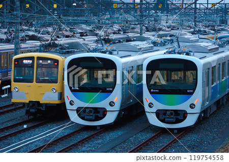 清晨，西武池袋線的車輛停在小型手差車庫（2008年11月） 119754558