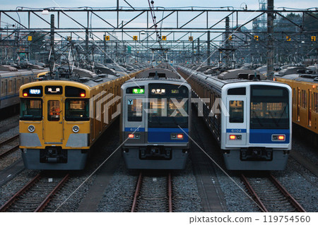 停在小手差車庫的西武池袋線車輛(2008年11月) 停在小手差車庫的西武池袋線車輛(2008年11月) 119754560