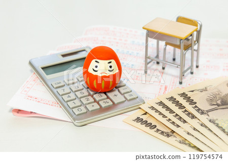 教育費用達摩金錢形象、計算機、銀行轉帳紙、課桌椅、10,000日圓鈔票 119754574