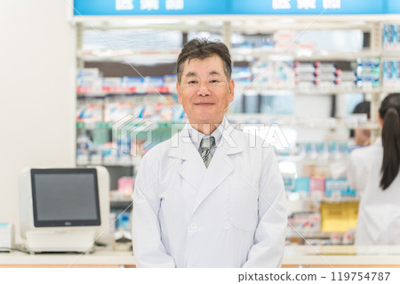 在藥局、醫院和藥局工作的藥劑師（處方、藥品、補充劑） 119754787