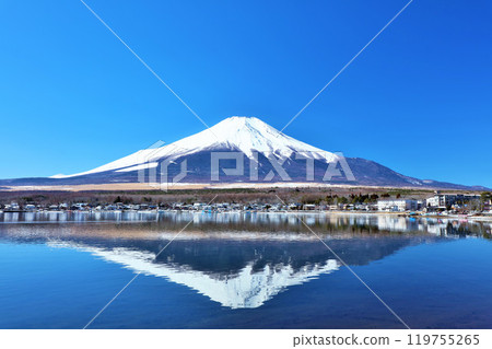 山梨縣、山中湖和藍天下的富士山 119755265