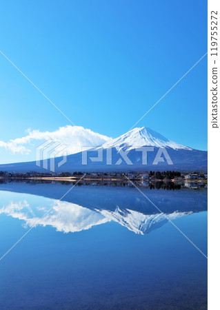 Winter blue sky and upside down Fuji 119755272