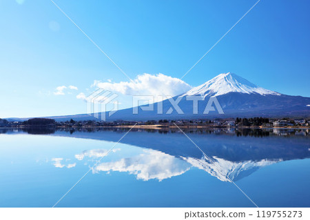 Winter blue sky and upside down Fuji 119755273
