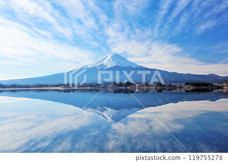 Winter blue sky and upside down Fuji 119755278