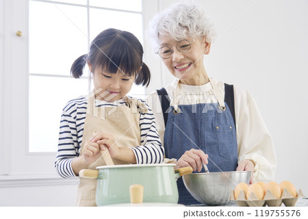 祖母和孫子在廚房做飯 119755576