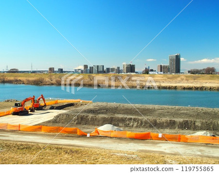 View of the Edogawa riverbed in winter when construction work is suspended, seen from the bank View of the Edogawa riverbed in winter when construction work is suspended, seen from the bank 119755865