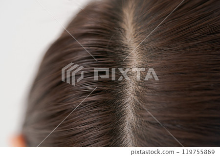 Close-up of a woman's hair roots 119755869