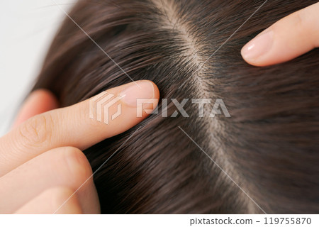 女性頭髮根部特寫 119755870